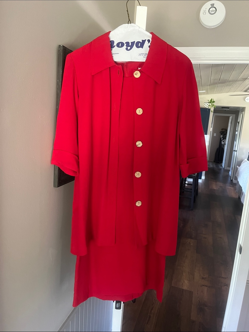 GORGEOUS  2 PIECE Sleek Red Sleeveless Shift Dress WITH SHORT SLEEVE JACKET